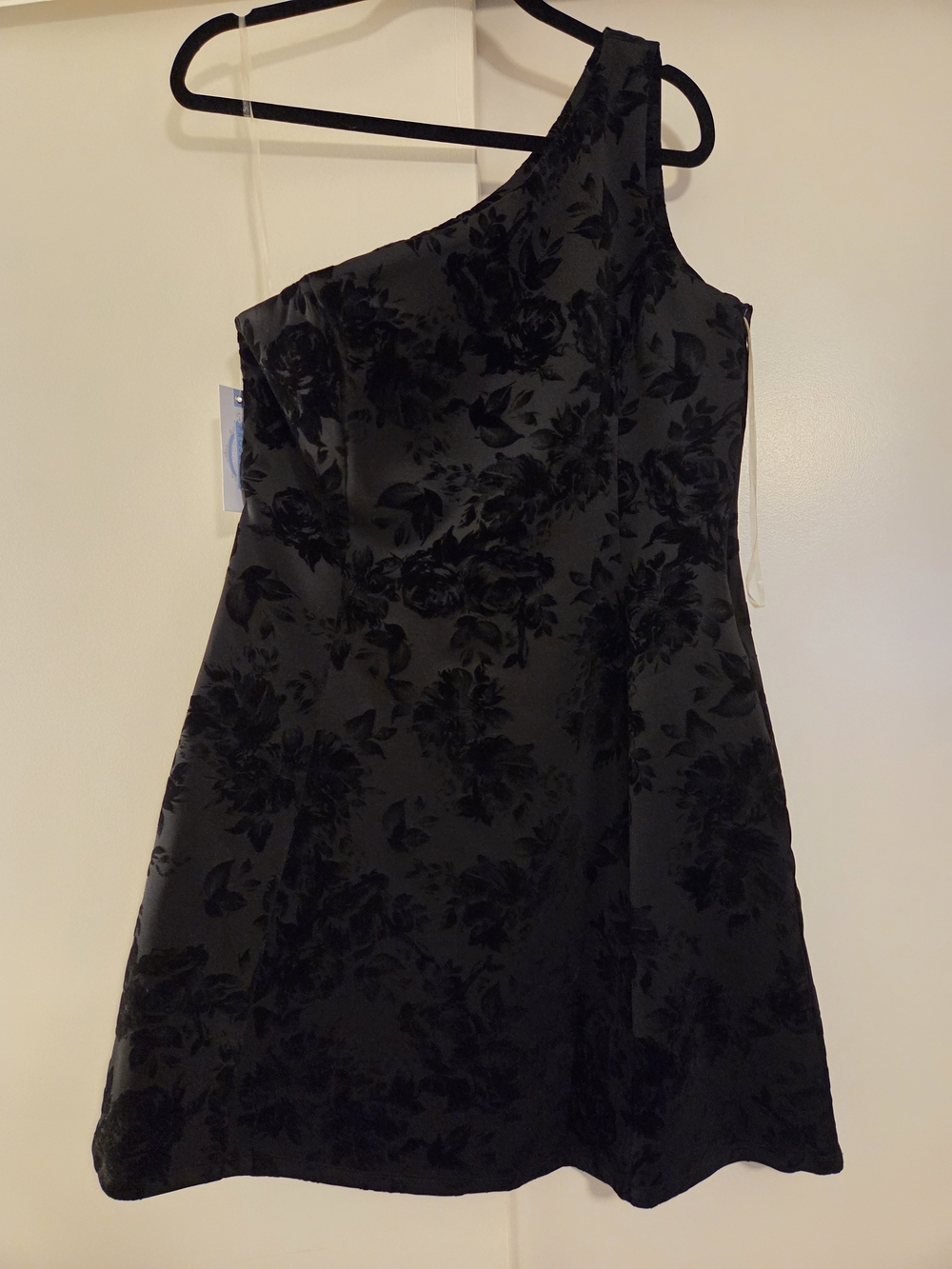 Prosecco One-Shoulder Black Velvet Floral Dress